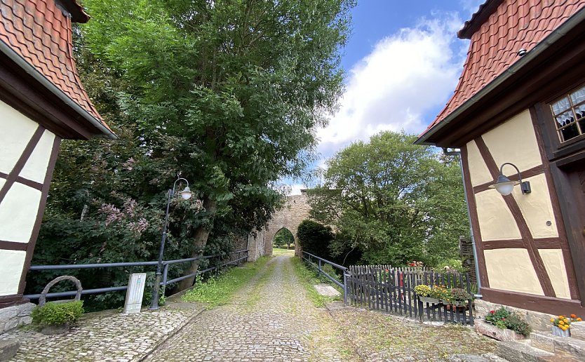 Eingang zum Schlosspark Ebeleben (Foto: oas)