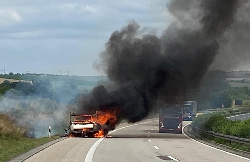Wohnwagen brannte ausf der Autobahn aus (Foto: S.Dietzel)