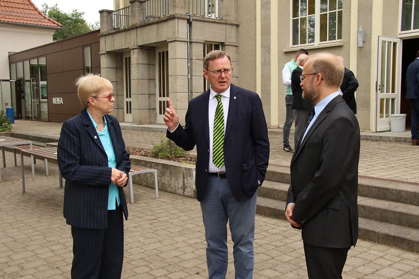 Drei vom Fach: Ministerpräsident Ramelow (Mitte) spricht mit Prof. Uta Breuer und Prof. Elmar Hinz über die Folgen des Kali-Bergbaus (Foto: agl)