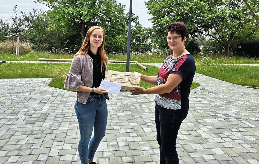 Übergabe an Frau Kliebe (Stadtverwaltung Ebeleben, li.) durch Frau Bierwisch (re.) (Foto: Landratsamt Sondershausen)