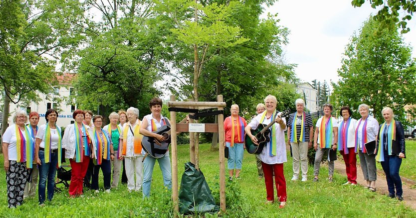 Frankenhäuser Frauenchor bei der Einweihung "Ihres Geweihbaumes" (Foto: Eva Maria Wiegand)