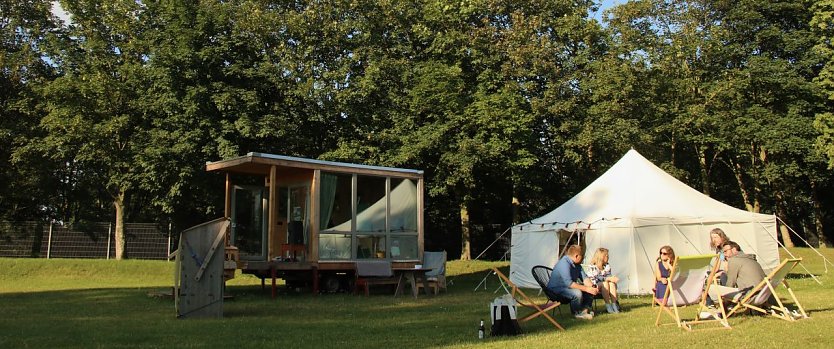 Feierabend am See: am Kiesschacht zog man heute Bilanz zum "Co-Working" Experiment mit Mini-Büro (Foto: agl)