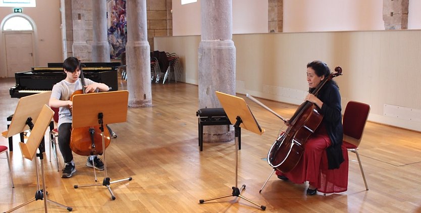 Yasuko Ogata mit einem Teilnehmer  (Foto: Sarah Schunke)