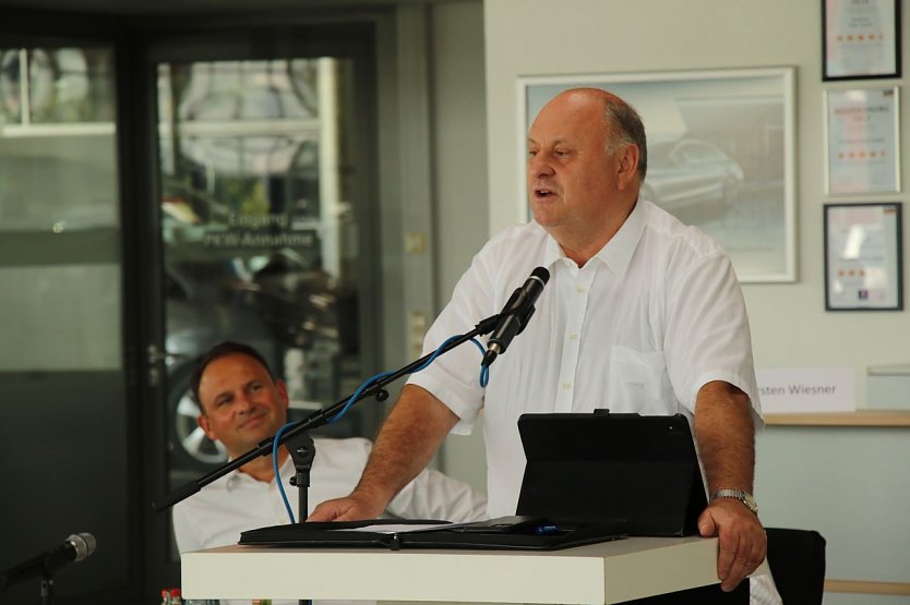 Den Auftakt zum Start ins Berufsleben für seine neuen Azubis übernimmt Helmut Peter traditionell selbst (Foto: agl)