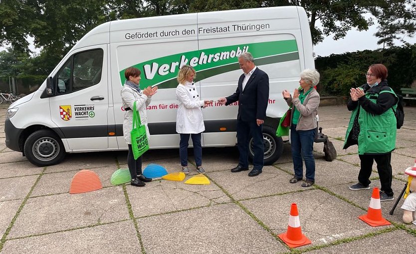 Dieter K&ouml;hler empf&auml;ngt unter Applaus die Schl&uuml;ssel f&uuml;r den neuen Bus (Foto: Kreisverkehrswacht Nordhausen)