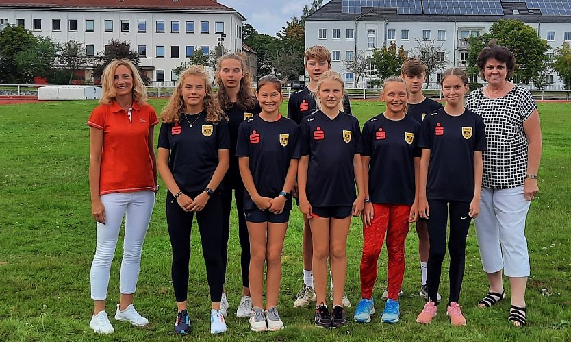 Trikot&uuml;bergabe auf dem Hohekreuzsportplatz (Foto: L.Nuck)