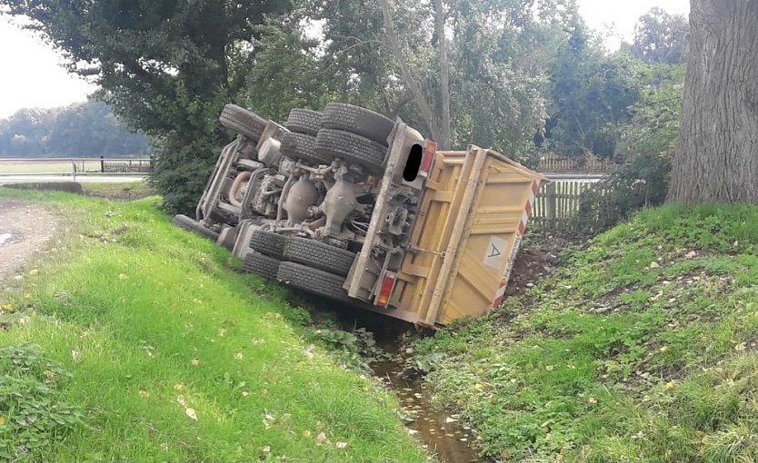 Umgekippter Kieslaster bei Udersleben (Foto: Freiwillige Feuerwehr Bad Frankenhausen) Umgekippter Kieslaster bei Udersleben (Foto: Freiwillige Feuerwehr Bad Frankenhausen)