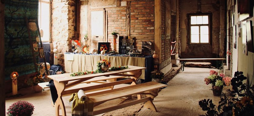 Hinter der Fassade des Neust&auml;dter Schlosses geht es voran (Foto: agl)