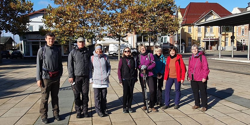Acht der insgesamt zehn Teilnehmer des 39. Südharz-Hunderters vor dem Nordhäuser Bahnhof wenige Sekunden vor dem Start zur Nonstop-Wanderung nach Halle (Foto: B.Schwarzberg)