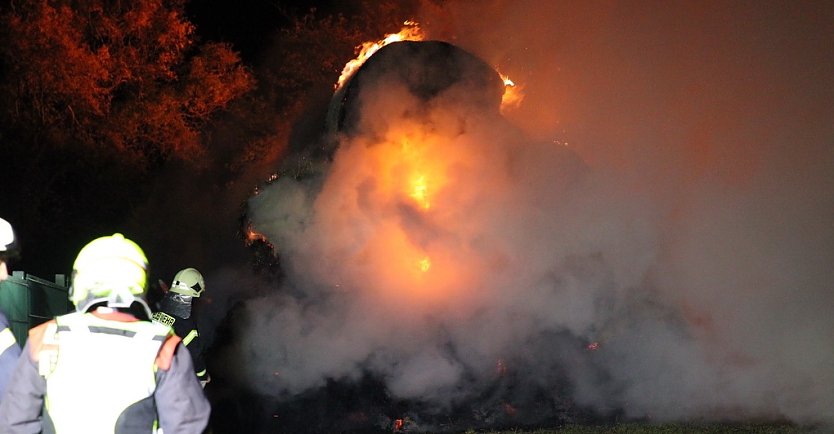 Brandstiftung:Strohballen in Kirchengel angezündet (Foto: S.Dietzel)