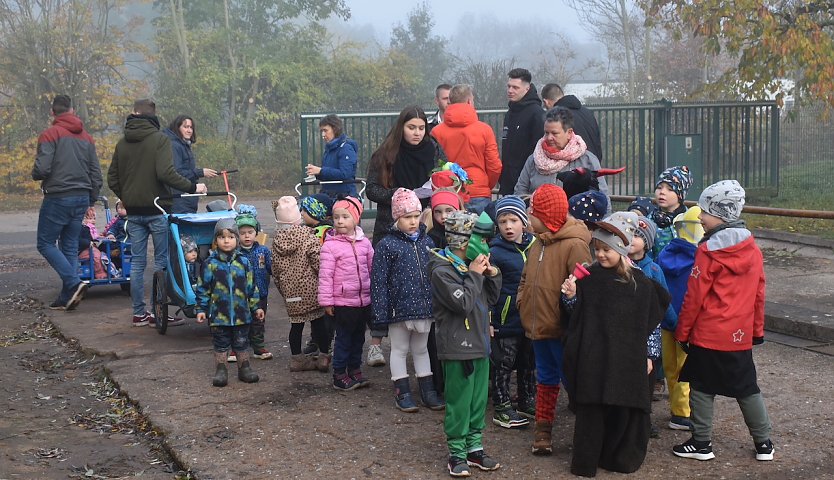 Kleine Entdecker unterwegs in Großwechsungen (Foto: Kita)