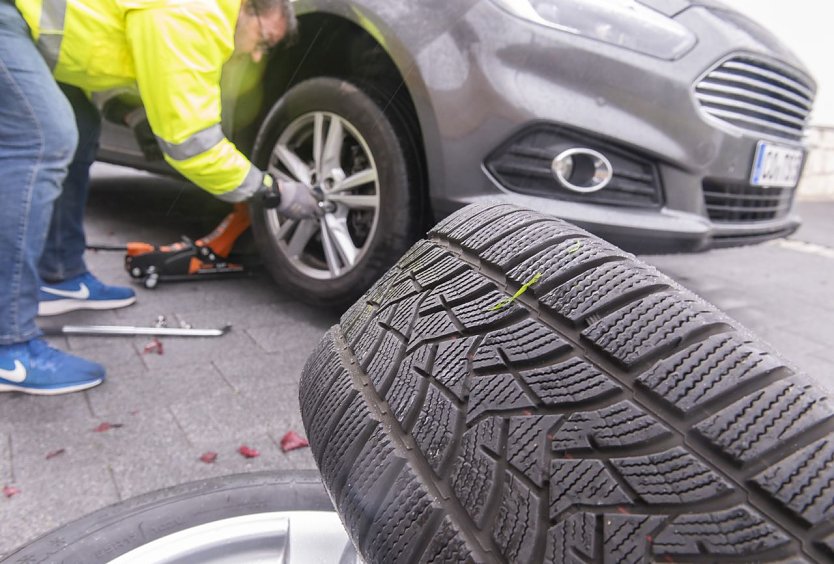 Die "Ausr&uuml;stung ist den Witterungsverh&auml;ltnissen anzupassen, hei&szlig;t es in der Stra&szlig;enverkehrsordnung. Autofahrer, die sich daran nicht halten, sollten wissen, dass mangelhafte Bereifung auch zu Konsequenzen beim Versicherungsschutz f&uuml;hren kann. (Foto: HUK-COBURG)