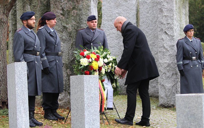 Sondersh&auml;user B&uuml;rgermeister Steffen Grimm bei der Kranzniederlegung zum Volkstrauertag im Ehrenhain auf dem Hauptfriedhof in Sondershausen (Foto: Eva Maria Wiegand)