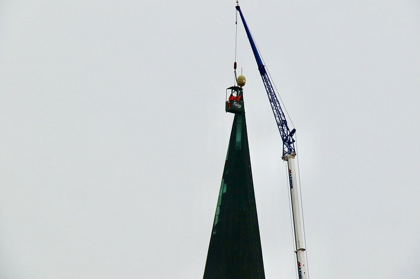 In luftiger Höhe wurde heute die Festbeleuchtung am Petri-Turm angebracht (Foto: agl) In luftiger Höhe wurde heute die Festbeleuchtung am Petri-Turm angebracht (Foto: agl)