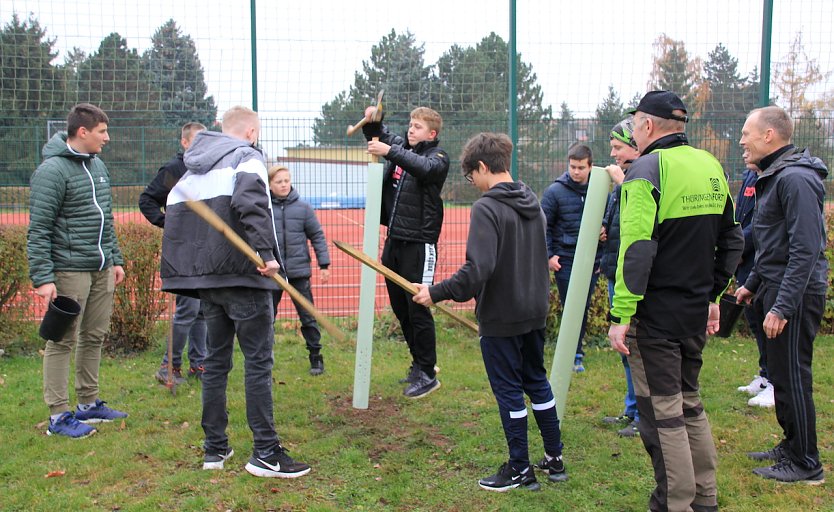Sch&uuml;ler pflanzen B&auml;ume auf Sportplatz der Heringer Regelschule (Foto: B.Haupt)