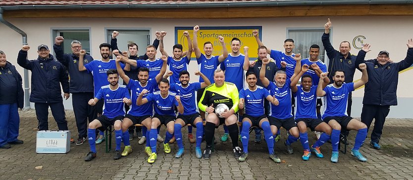 Jubel bei den G&ouml;rsbacher Fu&szlig;ballern &uuml;ber die neuen Trikots (Foto: Thomas Rzehak)