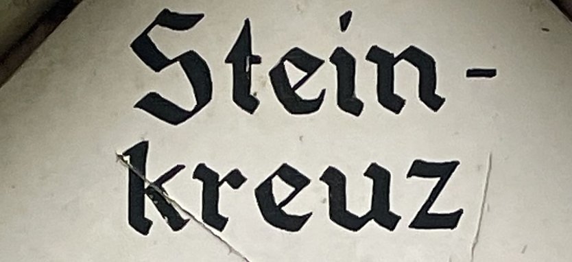 Tafel am Steinkreuz unterm M&uuml;hlberg bei Niedersachswerfen (Ausschnitt) (Foto: Tim Sch&auml;fer)