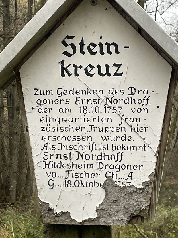 Tafel am Steinkreuz unterm M&uuml;hlberg bei Niedersachswerfen (Foto: Tim Sch&auml;fer)