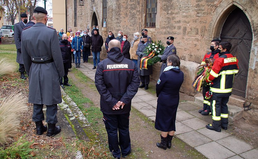 Gedenken an die Opfer des 1. und 2. Weltkriegs in Clingen (Foto: V. König) Gedenken an die Opfer des 1. und 2. Weltkriegs in Clingen (Foto: V. König)