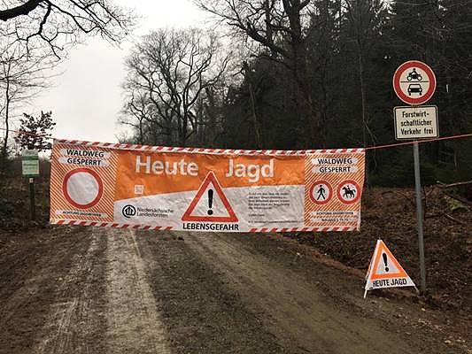 Das Forstamt Lauterberg weist am 23. November mit Bannern auf die Jagd in seinen Wäldern zwischen Braunlage und Hohegeiß hin. (Foto: Forstamt Bad Lauterberg)