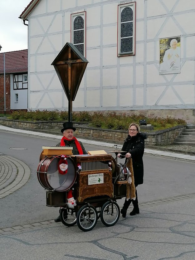 Wilhelm Reimann mit seiner Tochter Franziska Nußbaum vor der katholischen Kirche St. Dionysius in Hundeshagen. (Foto: W. Reimann)