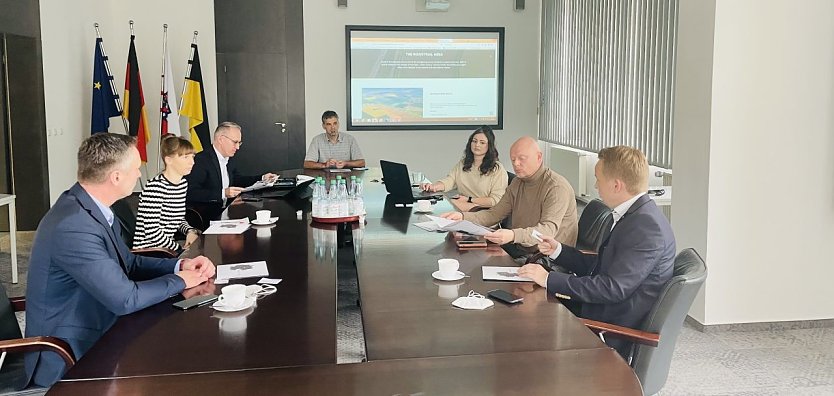 Beratung bei Oberbürgermeister Kai Buchmann, v.l.: Niels Neu, Claudia Rheinländer (beide NUV), Herbert Stütz (LEG), OB Buchmann, Luise Domann, Thomas Hentze (beide pro1media) sowie Marcel Kübler (NUV). (Foto: NUV)