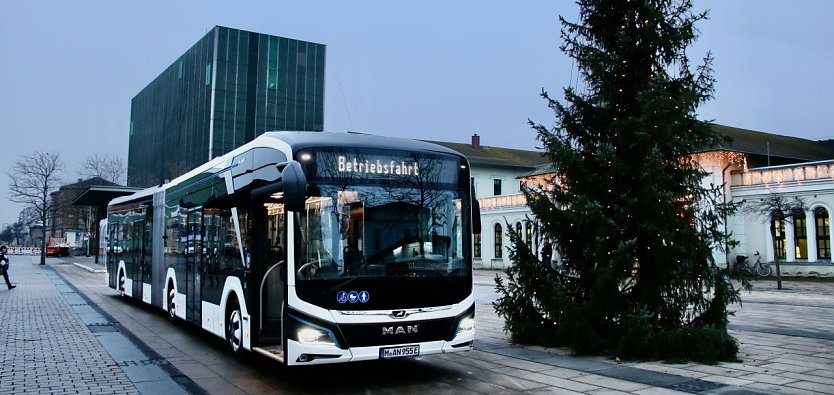 Der Landkreis erprobte heute einen E-Gelenkbus und will perspektivisch den Schülerverkehr entlasten (Foto: agl)