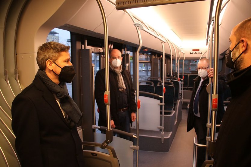 Die bisherigen Erfahrungen mit den im Einsatz befindlichen E-Bussen seien gut, sagt Torsten Schwarz (hinten rechts) (Foto: agl)