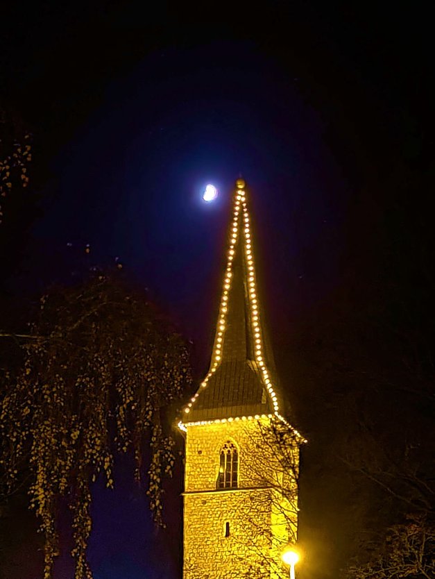 Mond und Petersbergturm strahlen um die Wette (Foto: P.Blei)