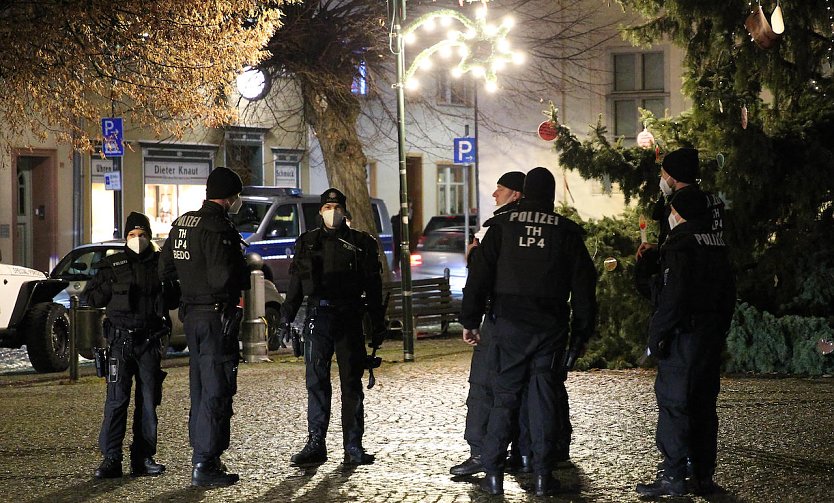 Polizeieinsatzkräfte heute Abend in Greußen (Foto: S.Dietzel)