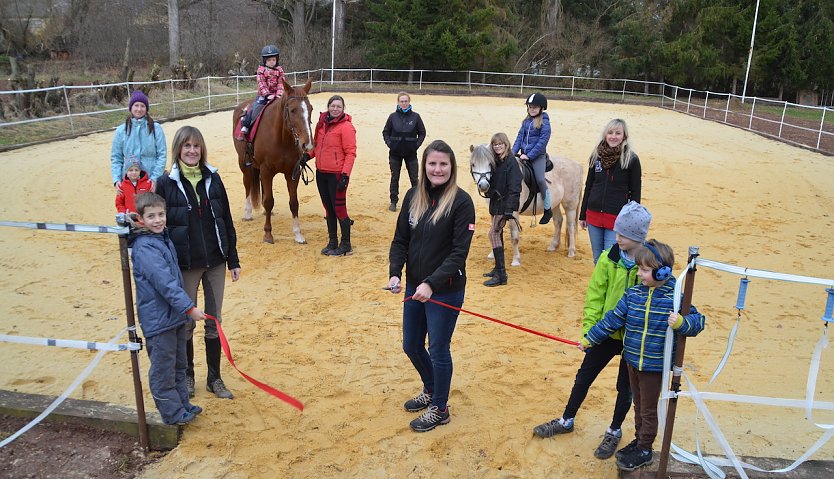 Glückliche Gesichter nach erfolgter Sanierung des Reitplatzes (Foto: I.Krone)