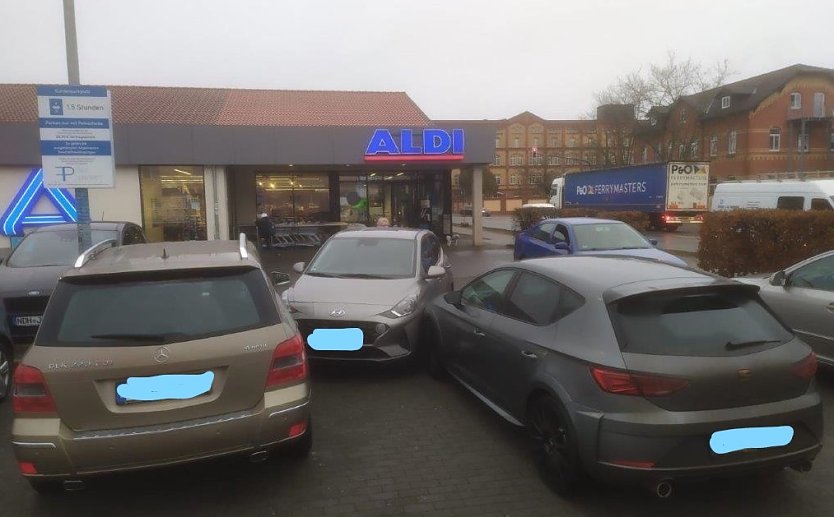 Fahrzeigceash auf dem Parkplatz (Foto: PI NDH)