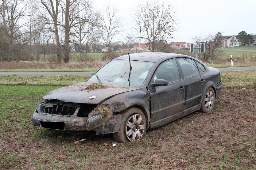 Stehen geblieben - seit Sonntag stand das Unfallfahrzeug zwischen Nohra und Kinderode auf einem Feld (Foto: S. Dietzel)