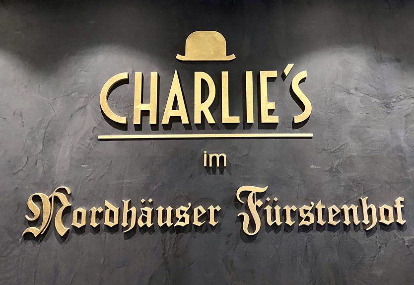 Glamouröser Schriftzug über dem Büffet (Foto: oas) Glamouröser Schriftzug über dem Büffet (Foto: oas)