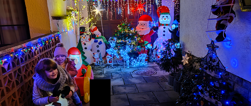Kinder freuen sich &uuml;ber das bunte leuchtende "Weihnachtshaus"  (Foto: Marcel Steinecke)