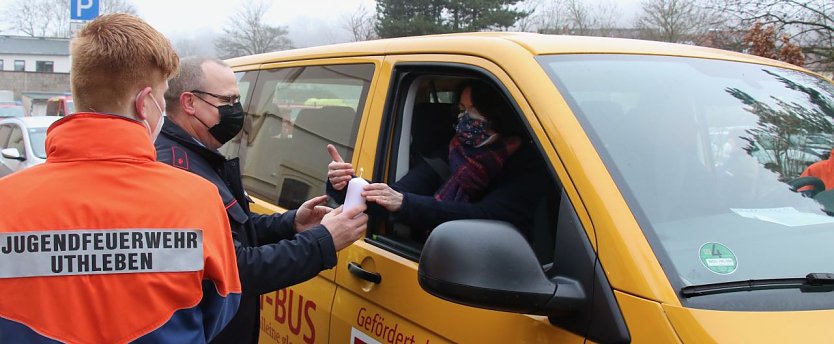 Das Friedenslicht aus Bethlehem wurde heute morgen auf dem Hof des Landratsamtes verteilt (Foto: agl)