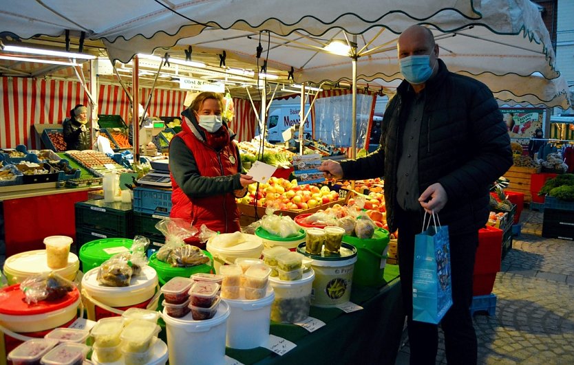 Der Sondersh&auml;user B&uuml;rgermeister Steffen Grimm dankt allen Markth&auml;ndlerinnen und Markth&auml;ndler f&uuml;r ihre Arbeit (Foto: Stadtverwaltung Sondershausen)