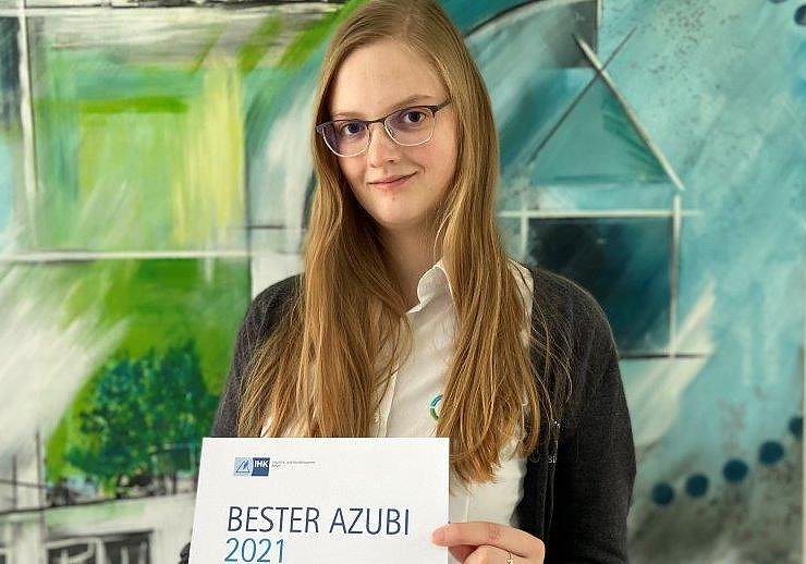 Rebecca Gerlach wurde am 08. November bei der „Bestenehrung 2021“ von der IHK Erfurt für ihre sehr guten Leistungen zur Abschlussprüfung mit einem Pokal geehrt. Sie zählt zu den 81 besten Absolventen im Kammerbezirk Erfurt und zu den besten drei Azubis im Ausbildungsberuf „Immobilienkaufmann/ -frau“. (Foto: WBG)