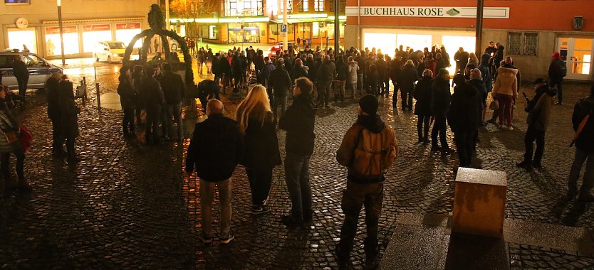 Sammelpunkt war erneut der Rathausplatz, von wo es in Richtung Bahnhof ging (Foto: agl)