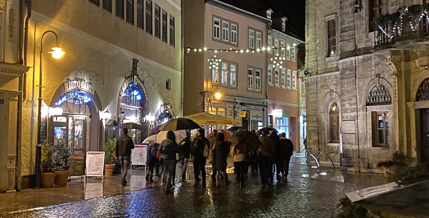 Kurz nach Sieben passierten die Demonstranten das Rathaus (Foto: oas)