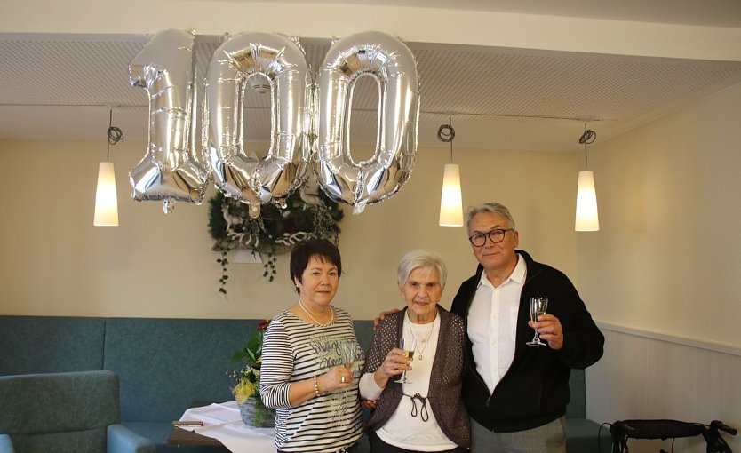 100 Jahre und immer noch fit: Herta Klein mit ihren Kindern Hannelore und Hans-Werner (Foto: agl)