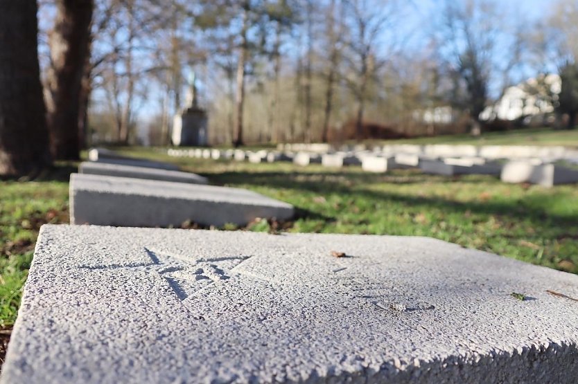 Grabplatten auf dem Ehrenfriedhof (Foto: Stadtverwaltung NDH)