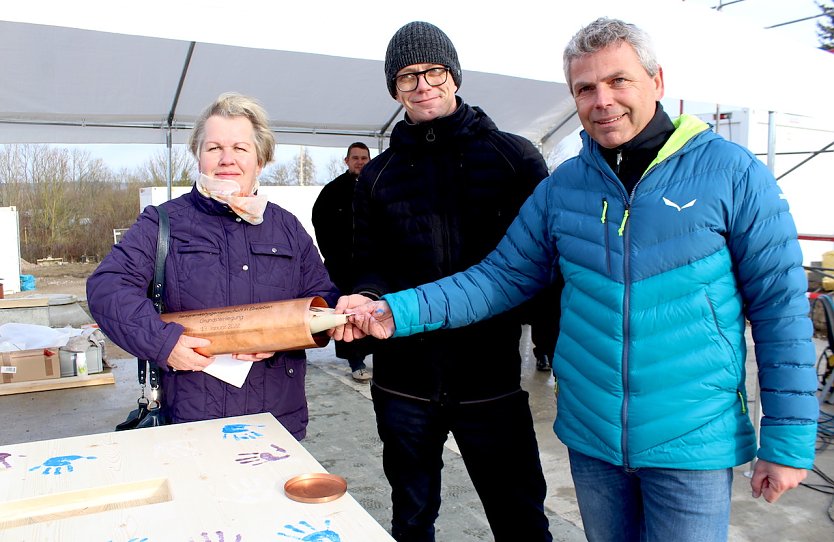 Gudrun Knoch (Projektleiterin Wohnheim Diakonie Novalis); Christian Johne (Exsos); Thoralf Bäring (Bäring Bau). (Foto: Eva Maria Wiegand)