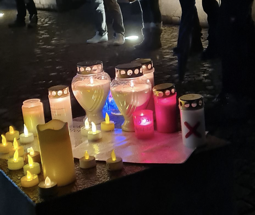 Teelichter am Rathaus (Foto: privat) Teelichter am Rathaus (Foto: privat)