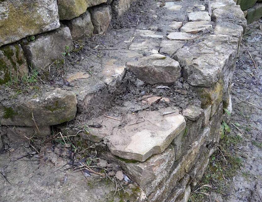 Natursteinmauer, ein Rückzugsort für bedrohte Tiere, wurde zerstört (Foto: Anglerverein Topfstedt)