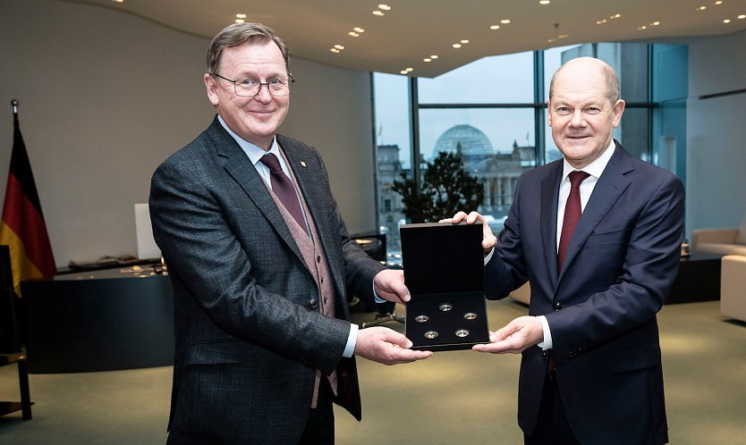 Bodo Ramelow empfängt aus den Händen von Bundeskanzler Olaf Scholz die Thüringen-Münze (Foto: Bundesregierung Sandra Steins)