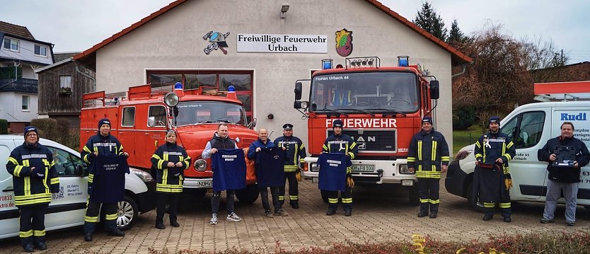 Die Urbacher Feuerwehrleute mit ihren Sponsoren (Foto: M.Krause)