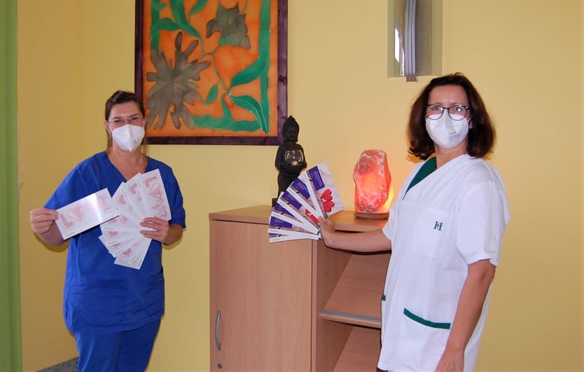 Schwester Cathrin und Schwester Daniela aus der Helios Klinik Hettstedt überbrachten Herzenskarten (Foto: Helios Klinik,  Dagmar Mansfeldt)