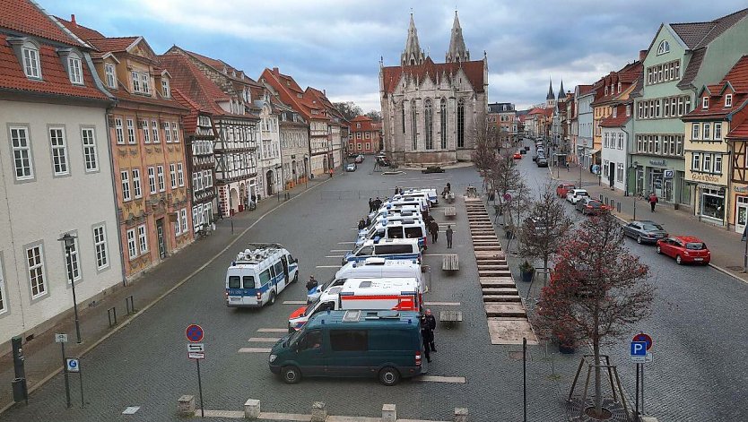 Polizei bezieht auf dem Mühlhäuser Untermarkt Stellung (Foto: privat)