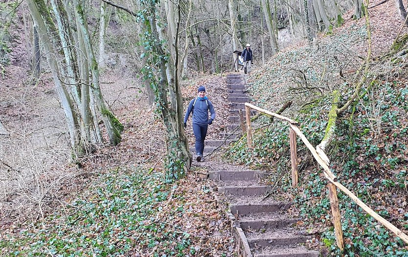 Glücklich sind sie dem Schlamm im Alten Stolberg entkommen: Zwei Teilnehmer des 41. Südharz-Hunderters auf den letzten Treppenstufen vor dem Erreichen der Heimkehle (ca. Kilometer 15).  (Foto: B.Schwarzberg)